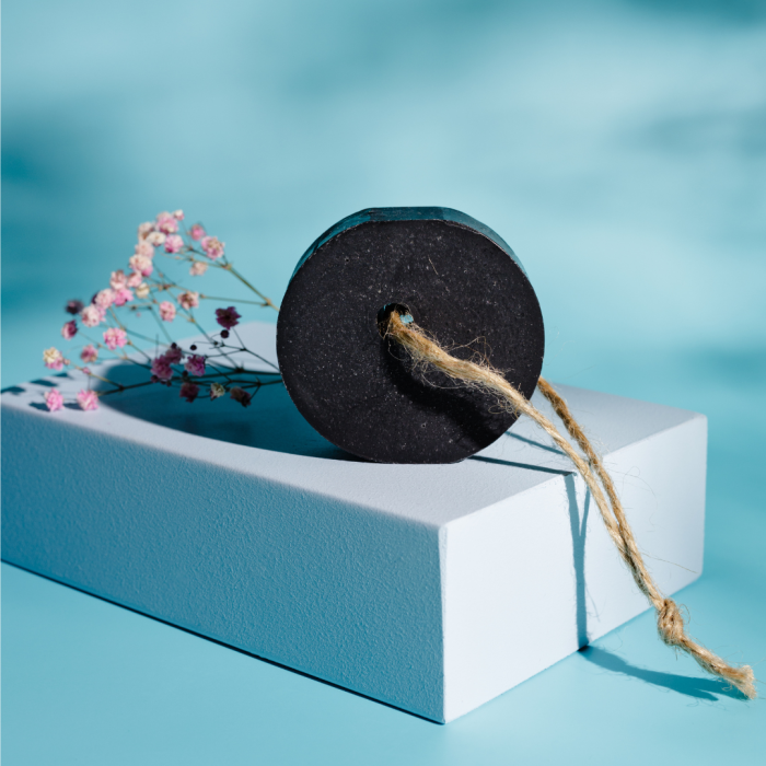 mydło-węgiel-aktywny-na-sznurku